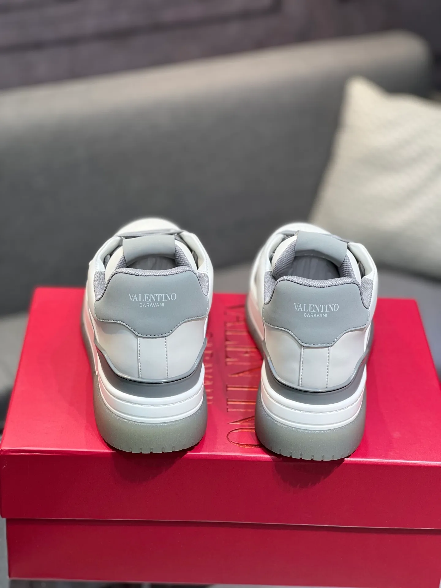 Men's Men's Shoes 💰660 Valentino 2023 early autumn new star shoes are now online! Wang Hedi and Ren Jialun have been worn by many celebrities. Who can refuse the same couple shoes as Wang Hedi! The design of Stars Stab My Heart is cool and spicy. The material of the shoes is cowhide, and every color is beautiful! Size 35-40, men’s size 39-44 (women’s 41, men’s 38, 45🉑️customized)